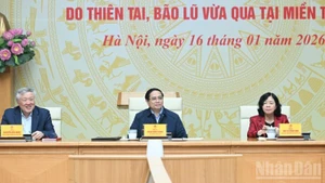 范明正总理主持会议。（陈海 摄）