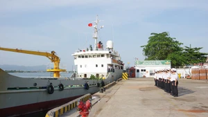 工作代表团启程前往长沙特区走访慰问并赠送礼物。（图片来源：越通社）