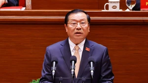 越共中央委员、中央宣教与民运部党委书记、中央宣教与民运部常务副部长赖春门就新纪元中的政治思想工作问题作发言。（图片来源：越通社）