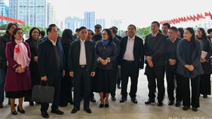 越共中央书记处常务书记陈锦秀和各位代表对越共十四大筹备工作进行检查。