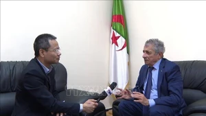 阿尔及利亚执政党民族解放阵线中央委员会负责外交事务的委员穆拉德·拉穆迪接受越通社驻阿尔及利亚记者采访。（图片来源：越通社）