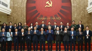 苏林总书记与党和国家领导人以及各位代表合影。（登科 摄）