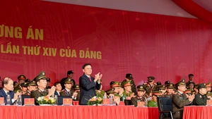 越共中央政治局委员、中央书记处常务书记、越共十四大服务组织小组组长陈锦秀出席活动。（维灵 摄）