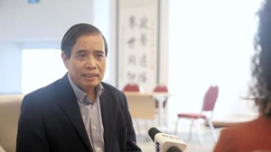 新加坡李光耀公共政策学院武明姜教授接受越通社驻新加坡记者采访。（图片来源：越通社）