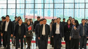 越共中央政治局委员、中央书记处常务书记陈锦秀率工作代表团赴国家会议中心检查越南共产党第十四次全国代表大会筹备工作。（维灵 摄）