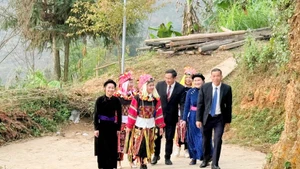 宣光省山区各族同胞心系大会。