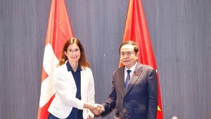 越南国会主席陈青敏会见瑞士国民院议长玛雅·里尼克。（图片来源：越通社）