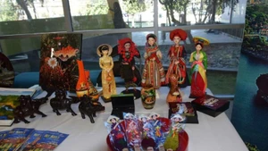 在东盟文化博览会上展出的越南传统手工艺品。（图片来源：越南驻智利大使馆）