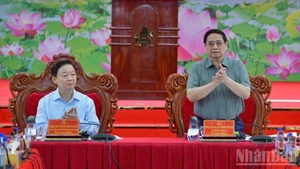 政府总理范明正主持会议。（青江 摄）
