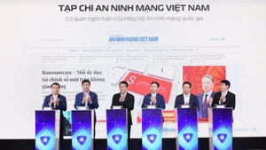 梁三光大将和与会代表共同按下启动按钮，正式推出《越南网络安全》杂志。（图片来源：国家网络安全协会）