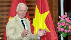 高尔夫传奇人物诺曼连任越南旅游大使（2025-2030任期）。（图片来源：vietnam.vnanet.vn）