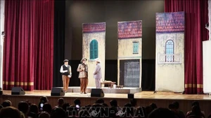 话剧《第七十二封信》在俄罗斯首都莫斯科的金融大学大礼堂上演。（图片来源：越通社）