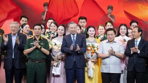 越共中央总书记苏林与党和国家领导人一同出席文艺交流晚会。（山松 摄）