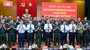 苏林总书记与国防部、越南人民军总政治局干部和领导合影。