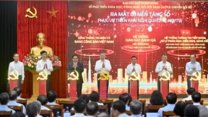越共中央总书记苏林、政府总理范明正以及党和国家领导人出席服务于第57-NQ/TW号决议落实的三大数字平台亮相仪式。