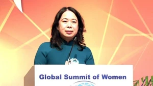 越南国家副主席武氏映春在2025年全球妇女峰会开幕仪式上发表讲话。