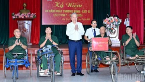 苏林总书记向正在顺成荣军治疗中心疗养的伤残军人赠送慰问品。（登科 摄）