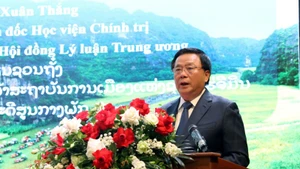 越共中央政治局委员、胡志明国家政治学院院长、中央理论委员会主席阮春胜教授、博士在会上发言。（图片来源：越通社）