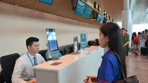 游客在办理登机手续过程中进行人脸识别。（图片来源：越通社）