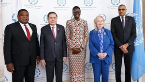 各国议会联盟（IPU）主席图利娅·阿克松和各国议会联盟秘书长马丁·纯贡迎接国会主席陈青敏出席第六次世界议长大会开幕式。（图片来源：越通社）