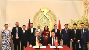 越南国家副主席武氏映春出席并见证签署仪式。（图片来源：越通社）