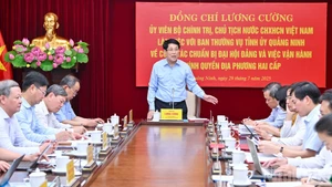 国家主席梁强在会上致辞。