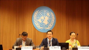 越南常驻联合国日内瓦办事处和瑞士其他国际组织代表团团长梅潘勇发表讲话。（图片来源：越通社）