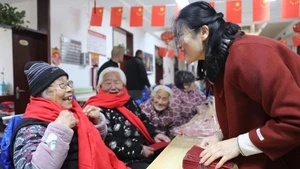 人口老龄化不仅导致劳动力短缺的问题，还对维持养老金制度以及老年人医疗照护服务提出严峻挑战。（图片来源：人民日报）