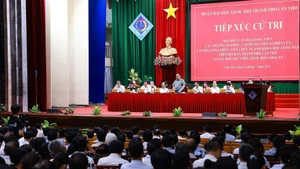 范明正总理和芹苴市国会代表团与芹苴市选民进行会面。