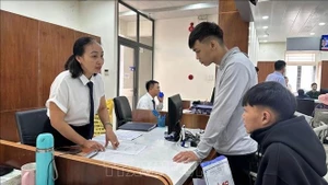 为民众办理手续。（图片来源：越通社）