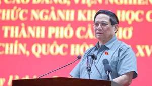 政府总理范明正在会上发表讲话。（图片来源：政府网）