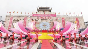 北宁省西安子春季庙会开庙仪式。（邓江 摄）