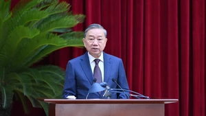 越共中央总书记苏林致开幕词。