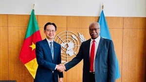 越南常驻联合国代表团团长杜雄越大使与第79届联合国大会主席菲勒蒙·杨。（图片来源：越通社）