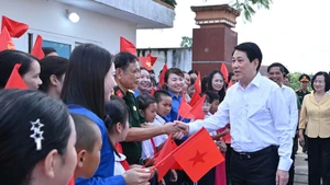 国家主席梁强与广宁省广河乡干部和人民亲切握手。