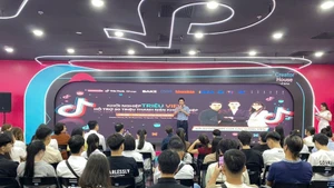 “数字扫盲——一起学习AI”社区培训项目。