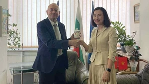 阮氏明月大使与保加利亚工商会主席茨维坦。（图片来源：越通社）
