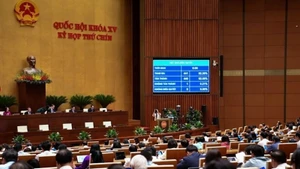 国会表决通过国会关于对学前儿童、中小学生，以及在国民教育体系中接受普通教育的学习者实行学费减免与资助的决议。