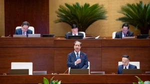 教育与培训部部长阮金山回答质询。（图片来源：人民代表报）
