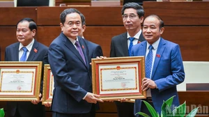 苏林总书记出席国会常务委员会奖状颁授仪式【组图】