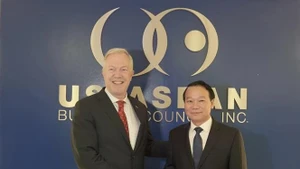 越南农业与环境部部长杜德维与美国—东盟商务理事会主席兼首席执行官特德·奥修斯。（图片来源：VGP）