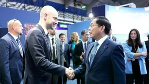 越南政府副总理、外交部长裴青山会见法国欧洲及外交部长让·诺埃尔·巴罗。（图片来源：越通社）
