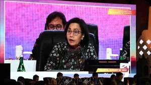 印度尼西亚财政部长丝莉·穆莉亚妮·英特拉瓦蒂在2023年举行的第十届东盟财长与央行行长会议上发表讲话。（图片来源：越通社）