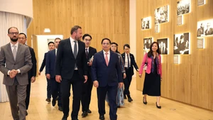范明正总理参观爱沙尼亚阿的阿沃·帕特中心。（图片来源：VGP）