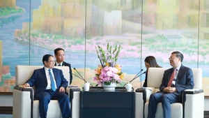 范明正总理会见上海市委书记陈吉宁。（图片来源：越通社）