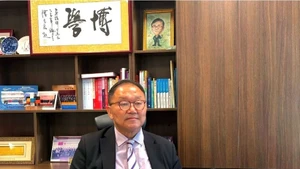 香港中文大学教授、香港立法会议员黄锦辉在接受记者采访。（图片来源：越通社）