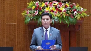 老挝国会主席赛宋蓬·丰威汉主持开幕式。（图片来源：越通社）