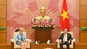 越南国会主席陈青敏会见澳大利亚驻越南大使吉莉安·伯德。