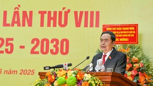 国会主席陈青敏在会议上发表讲话。
