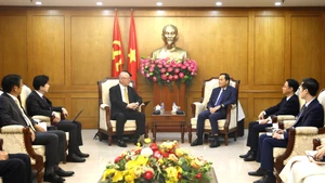 越共中央政策与战略部部长陈流光会见日越友好议员联盟特别顾问武部勤。（图片来源：VGP）